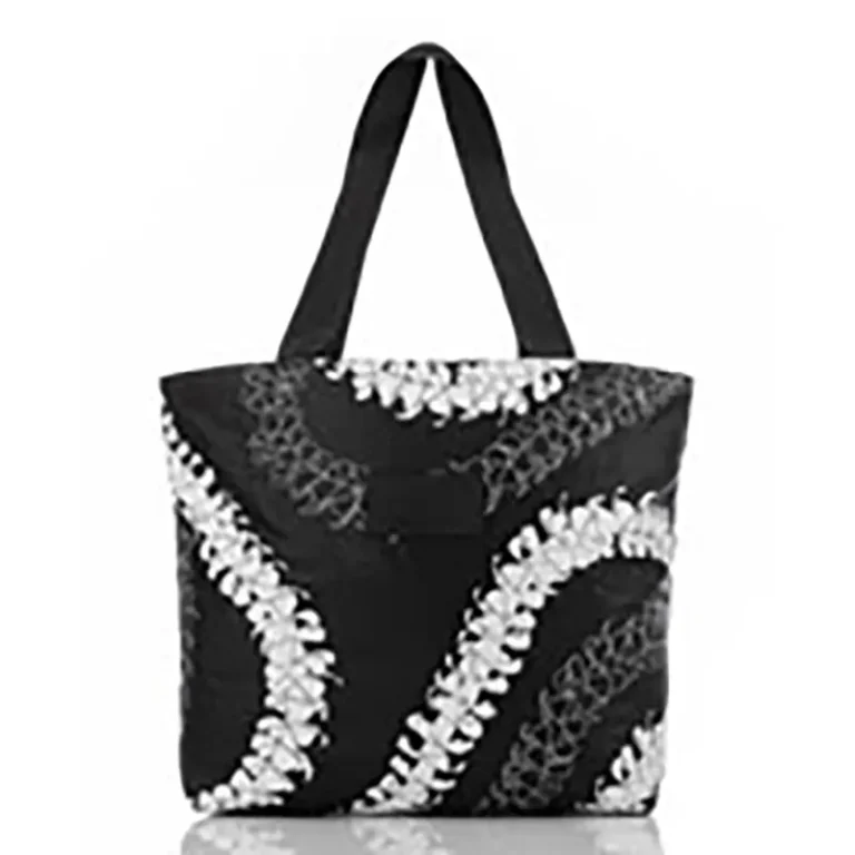 DT_Puakenikeni_white_on_black_front-op